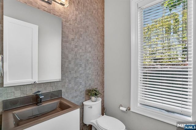 14 Hooks Lane, Edgewater, NJ 07020