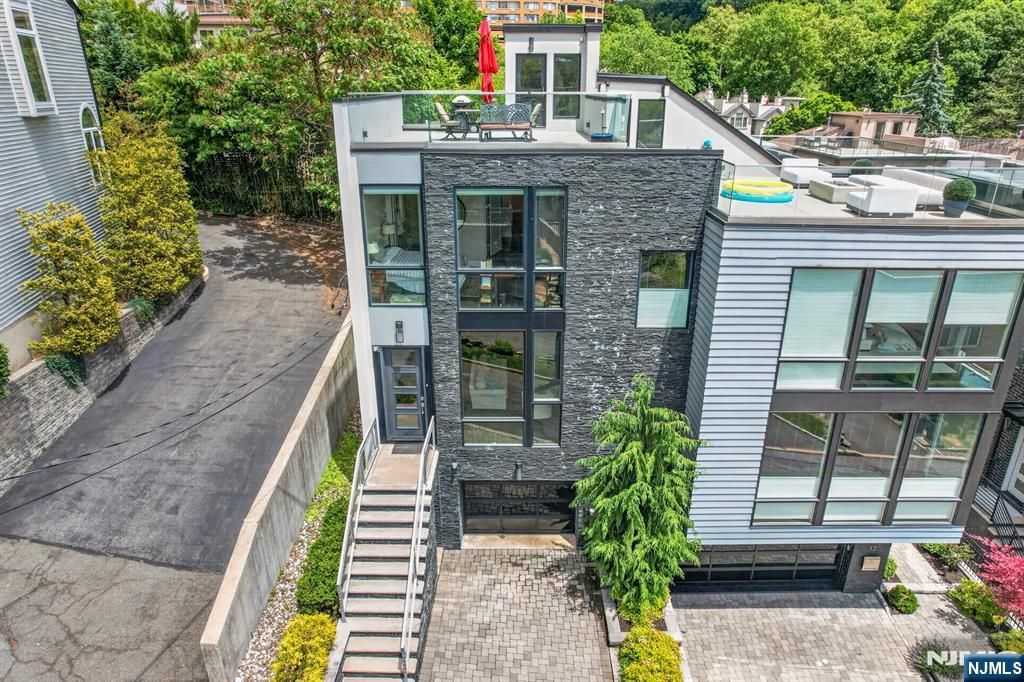14 Hooks Lane, Edgewater, NJ 07020