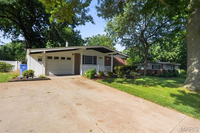 2560 Suffolk Place, Florissant, MO 63033