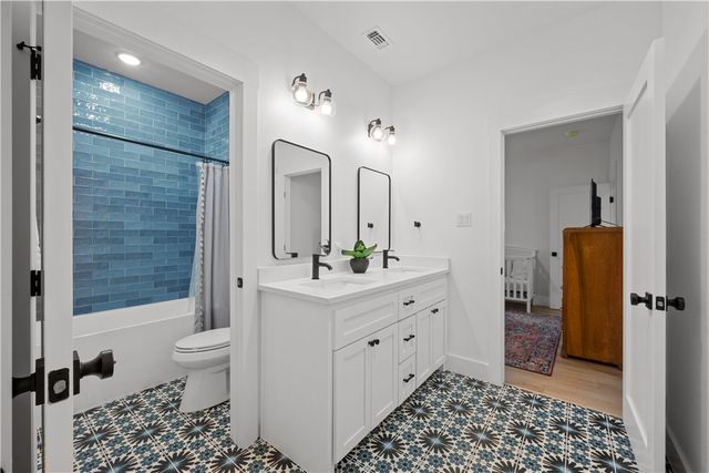 2215 S Mathis St, Rockport, TX 78382