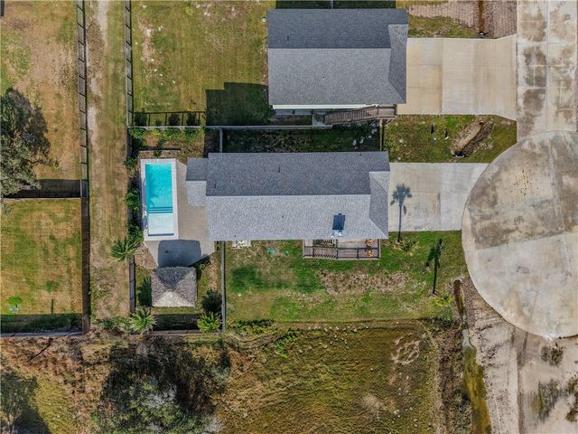 2215 S Mathis St, Rockport, TX 78382