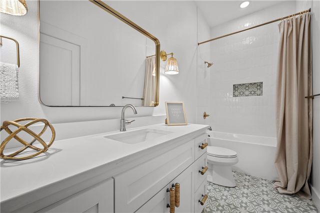 2215 S Mathis St, Rockport, TX 78382