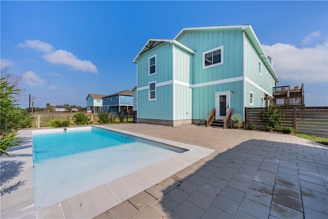 2215 S Mathis St, Rockport, TX 78382