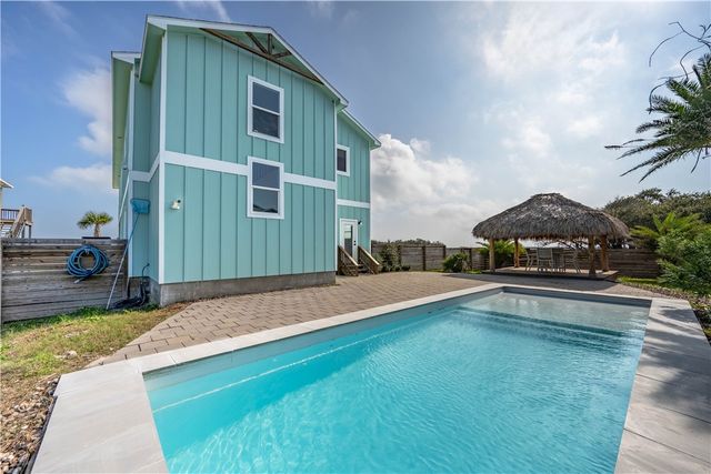 2215 S Mathis St, Rockport, TX 78382