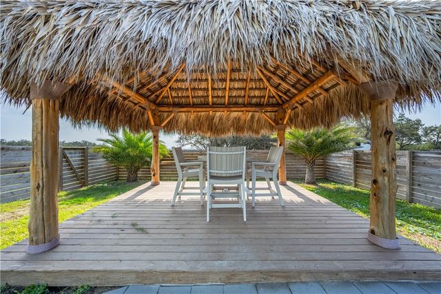 2215 S Mathis St, Rockport, TX 78382