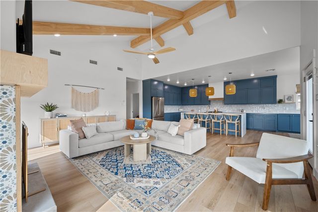 2215 S Mathis St, Rockport, TX 78382