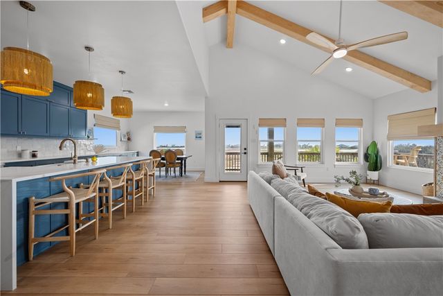 2215 S Mathis St, Rockport, TX 78382