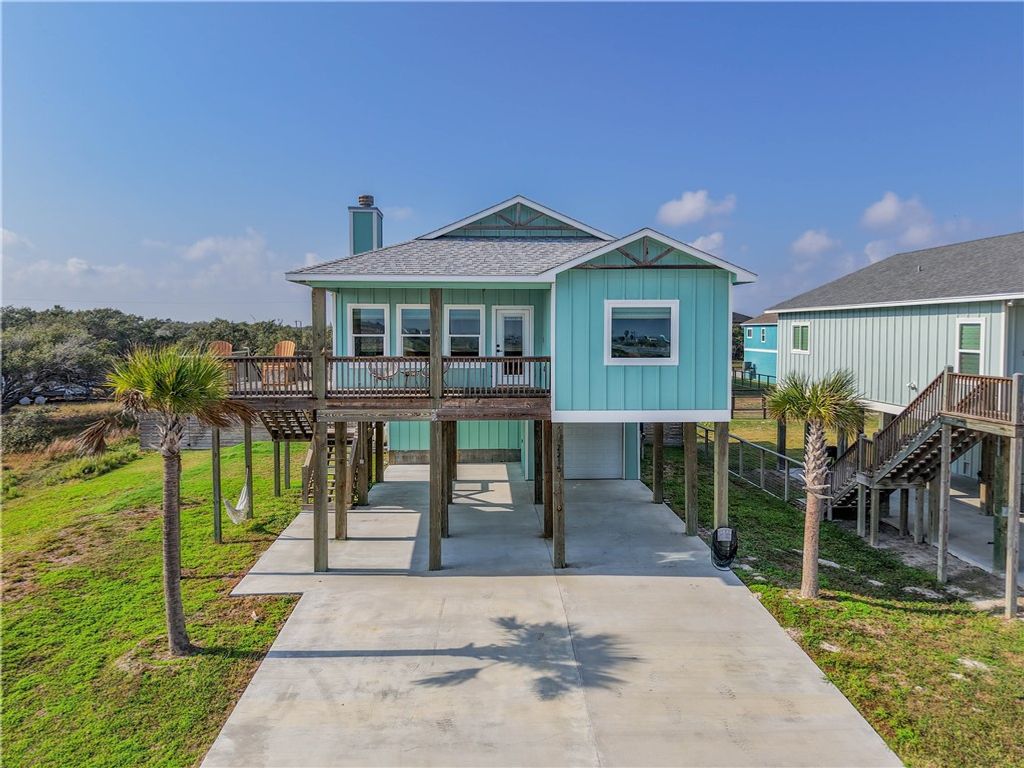 2215 S Mathis St, Rockport, TX 78382