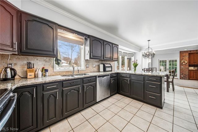 424 Locklie Drive, Highland Heights, OH 44143
