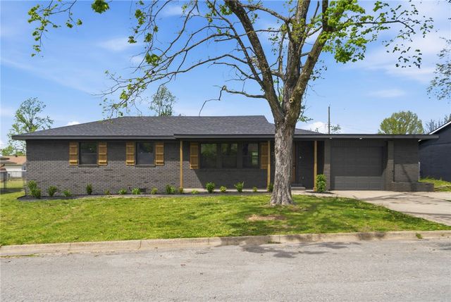 916 S 13th Place, Rogers, AR 72758