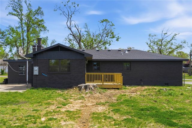 916 S 13th Place, Rogers, AR 72758