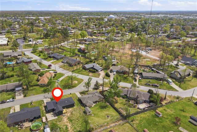 916 S 13th Place, Rogers, AR 72758