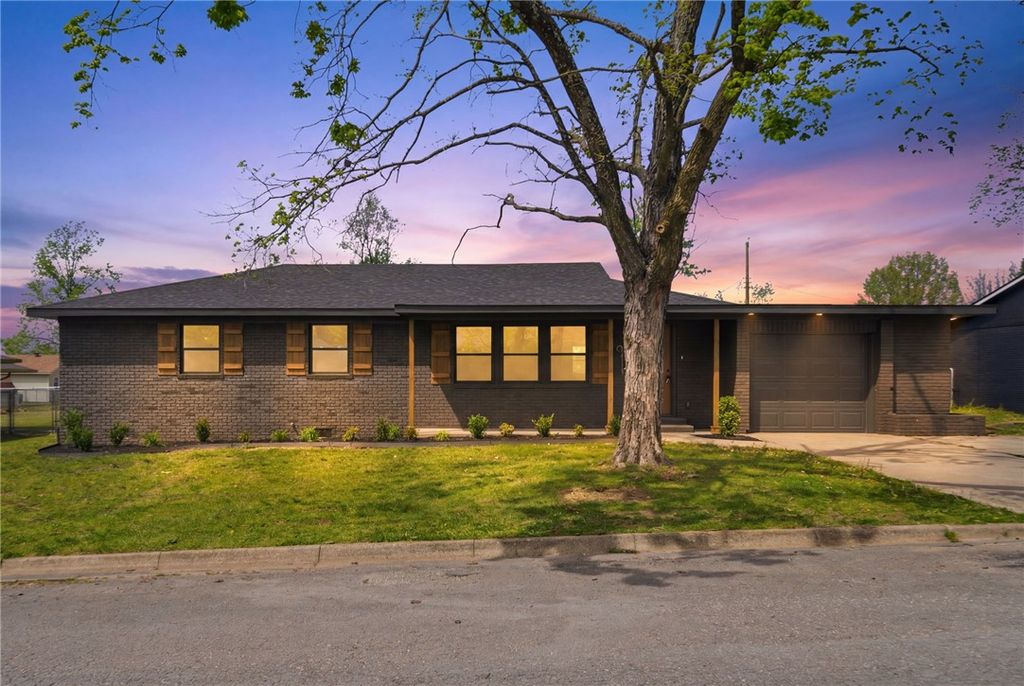 916 S 13th Place, Rogers, AR 72758