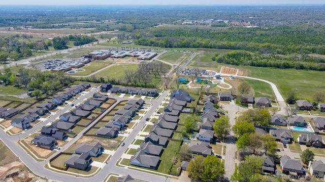 2416 W Birmingham Street, Broken Arrow, OK 74011