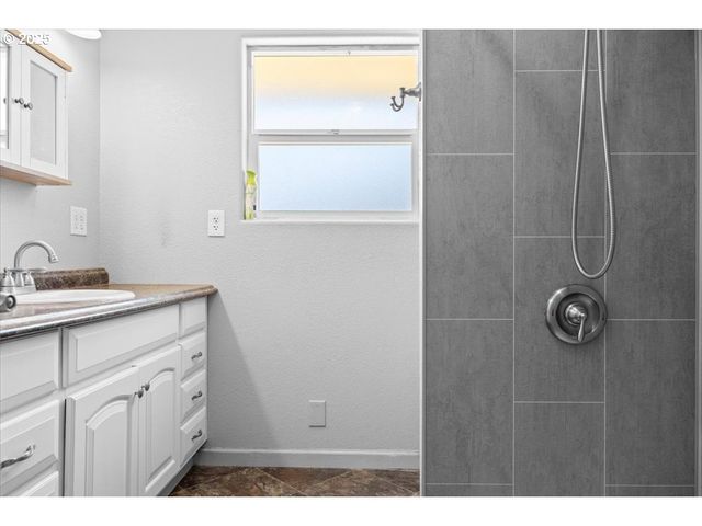 631 E 4TH Ave, Riddle, OR 97469