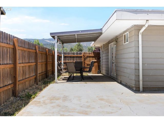 631 E 4TH Ave, Riddle, OR 97469