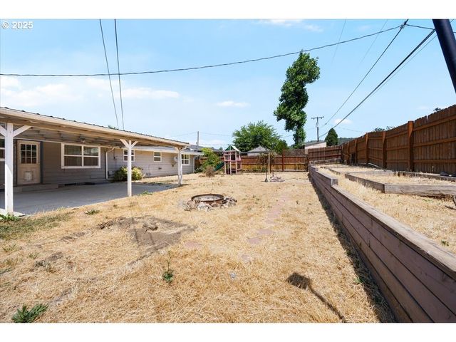 631 E 4TH Ave, Riddle, OR 97469