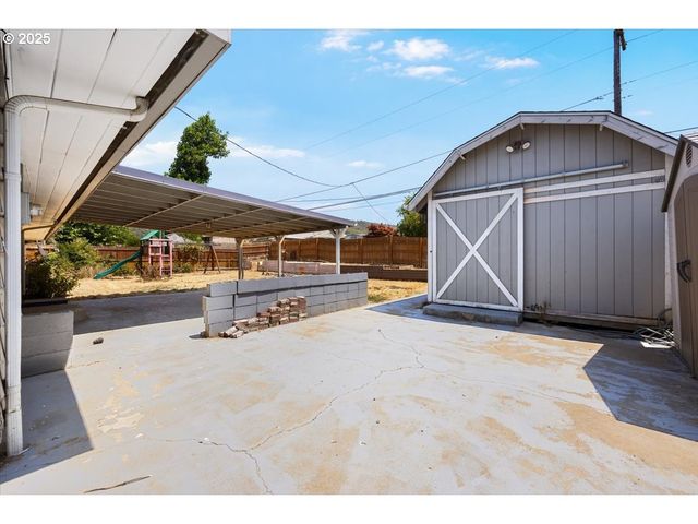 631 E 4TH Ave, Riddle, OR 97469