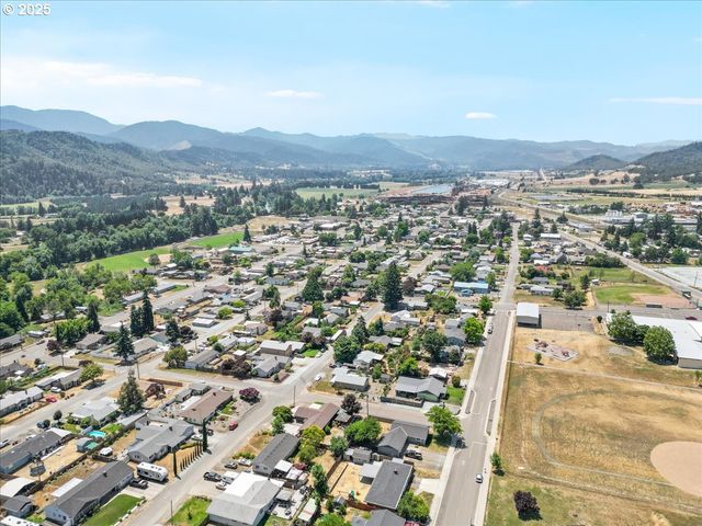 631 E 4TH Ave, Riddle, OR 97469