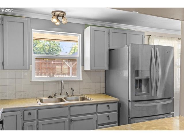 631 E 4TH Ave, Riddle, OR 97469