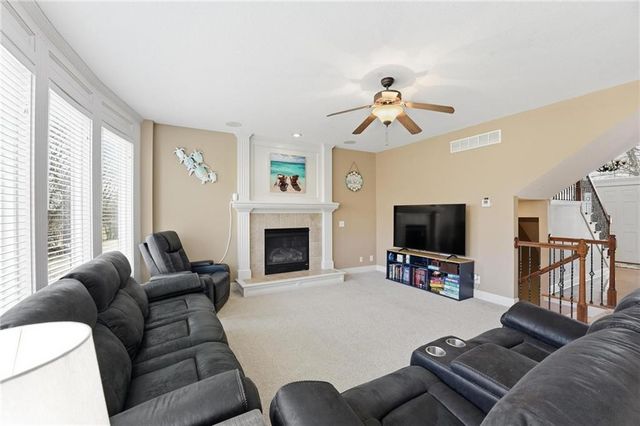 9407 N Laurel Avenue, Kansas City, MO 64157