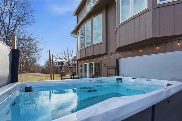 9407 N Laurel Avenue, Kansas City, MO 64157