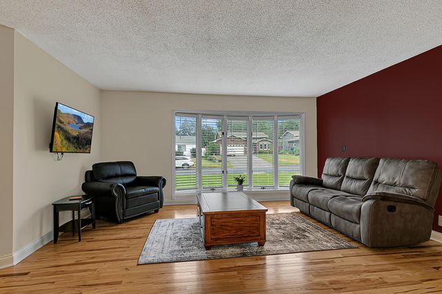 410 57th Place NE, Fridley, MN 55432