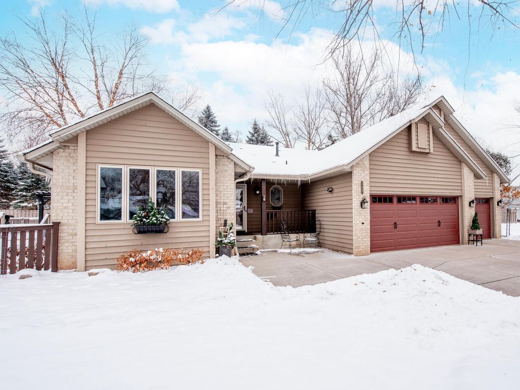 129 Hemlock Place, Vadnais Heights, MN 55127