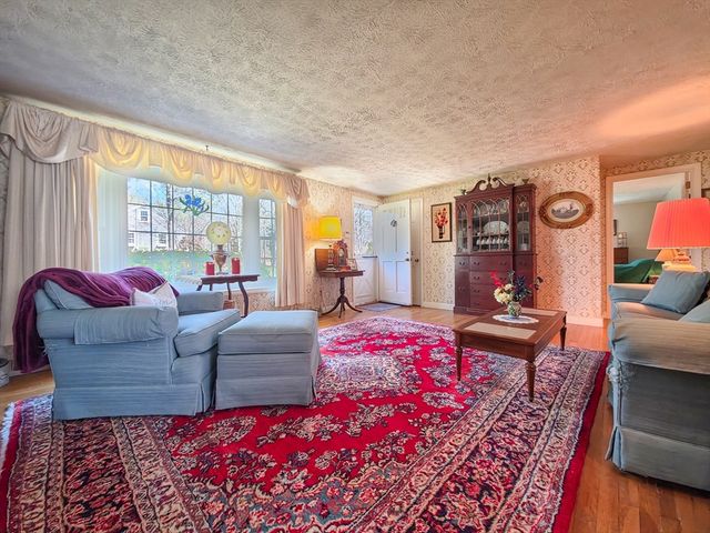 7 Linnell Ln, Yarmouth, MA 02675