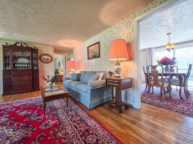 7 Linnell Ln, Yarmouth, MA 02675