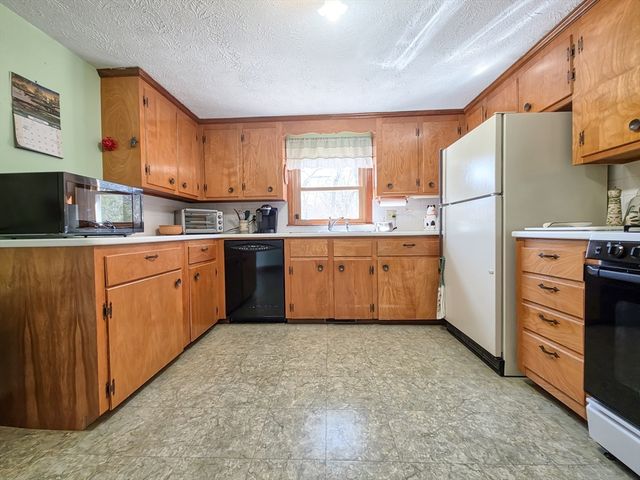 7 Linnell Ln, Yarmouth, MA 02675