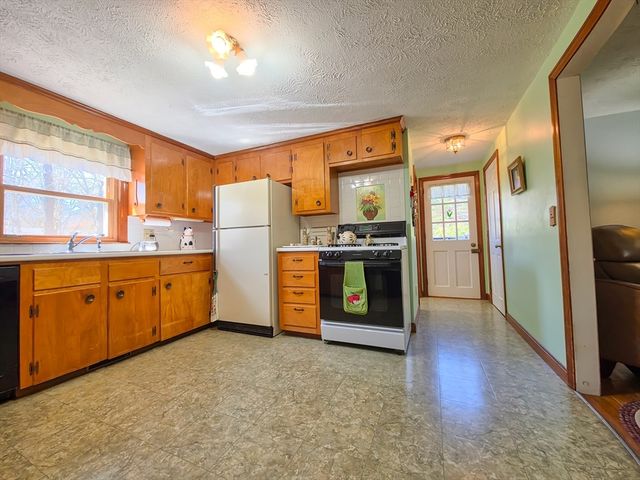 7 Linnell Ln, Yarmouth, MA 02675