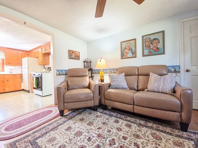 7 Linnell Ln, Yarmouth, MA 02675