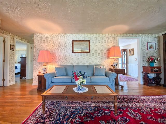 7 Linnell Ln, Yarmouth, MA 02675