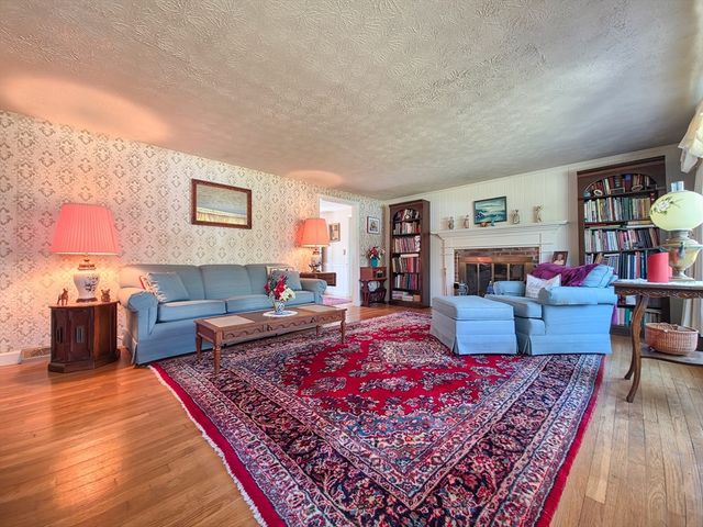 7 Linnell Ln, Yarmouth, MA 02675