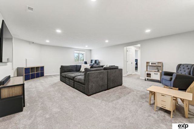 20882 Camelback Avenue, Gretna, NE 68028