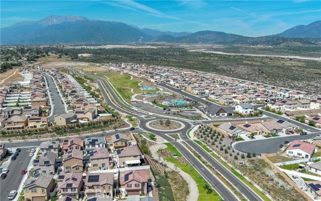 2431 Gunner Ridge Way, Rialto, CA 92377