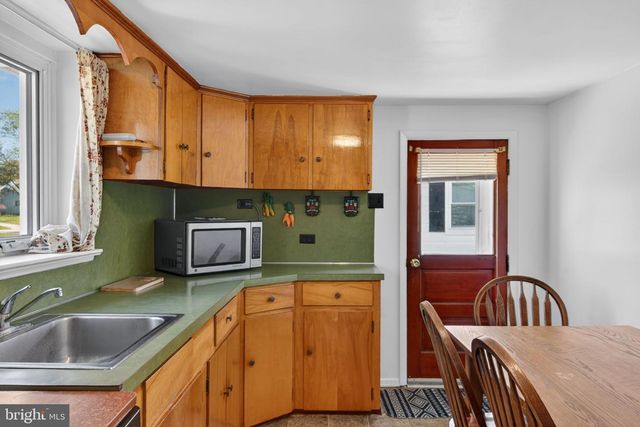 1636 E CANAL RD, Dover, PA 17315