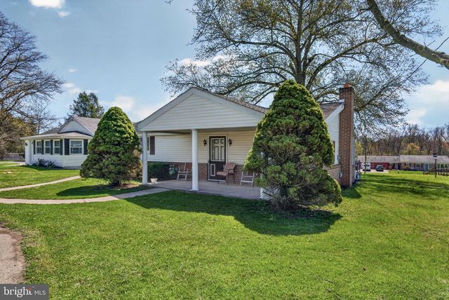 1636 E CANAL RD, Dover, PA 17315