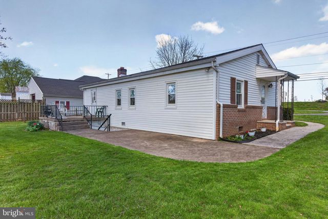 1636 E CANAL RD, Dover, PA 17315