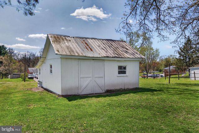1636 E CANAL RD, Dover, PA 17315