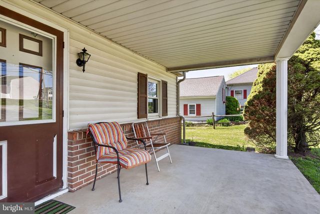 1636 E CANAL RD, Dover, PA 17315