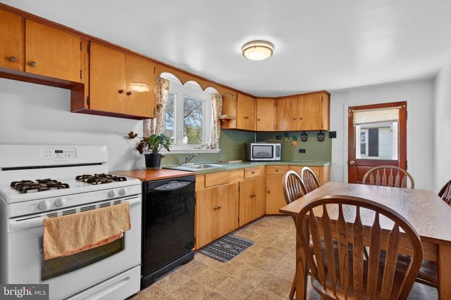 1636 E CANAL RD, Dover, PA 17315