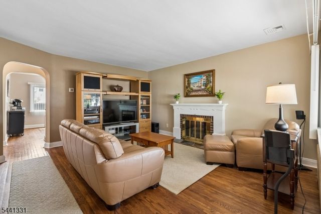 23 Elmwood Ter, Linden City, NJ 07036