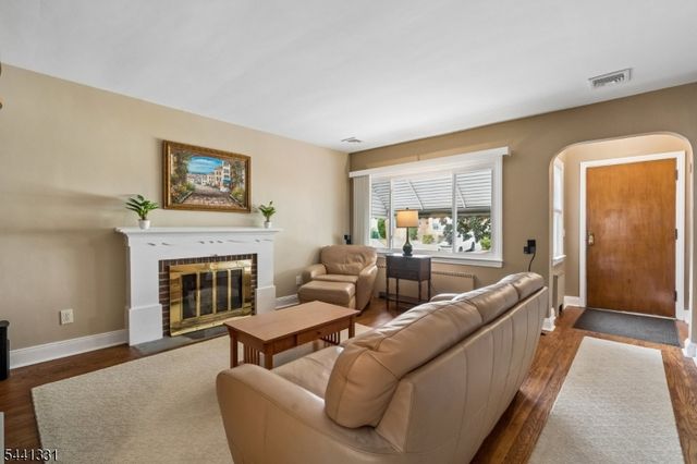 23 Elmwood Ter, Linden City, NJ 07036