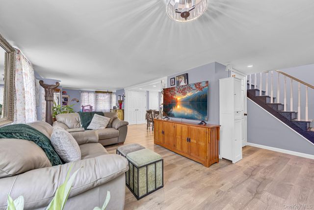 1116 Montauk Highway, Oakdale, NY 11769