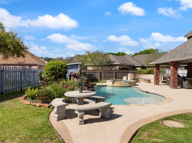 56 Valhalla Drive, Bay City, TX 77414