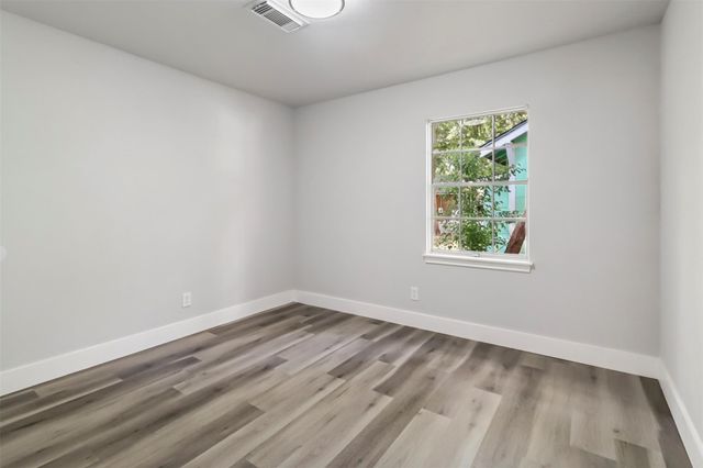 521 E Hunnicutt Street, Baytown, TX 77520