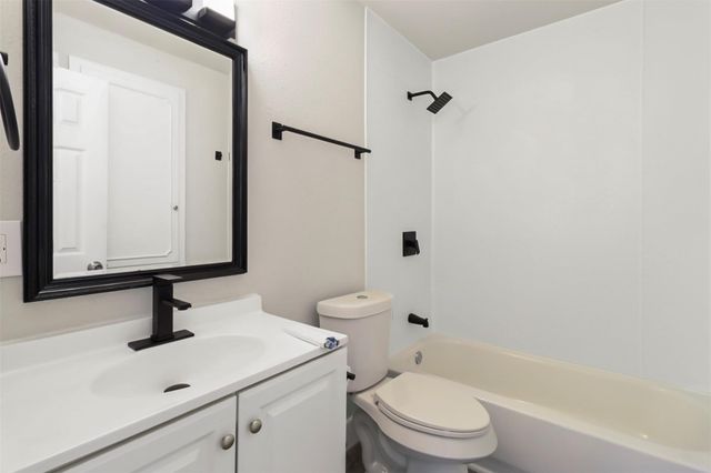 521 E Hunnicutt Street, Baytown, TX 77520