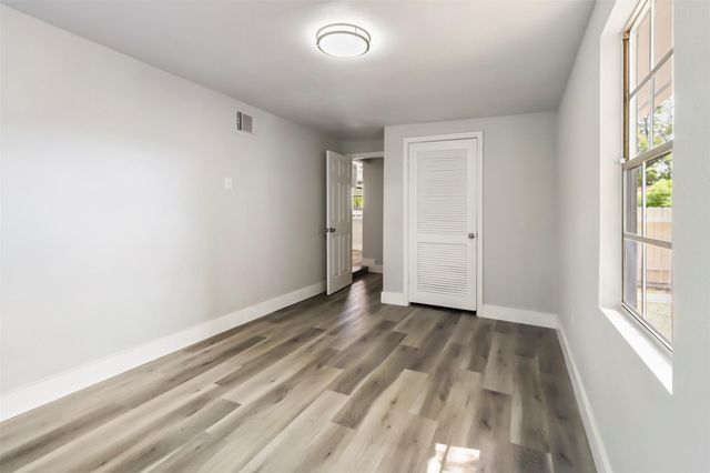 521 E Hunnicutt Street, Baytown, TX 77520